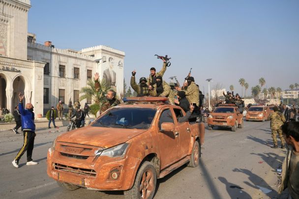 La svolta punto: nelle strade della Siria si festeggia il rovesciamento del regime di Assad (foto, video)