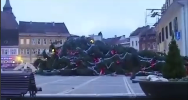 Riconosciuto come più alto del Paese: in Romania è crollato un albero di Capodanno di 29 metri (foto)