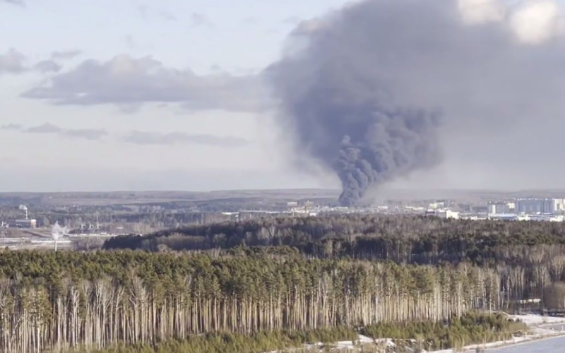 Ha preso fuoco in Russia laboratorio di produzione di polistirolo (video)