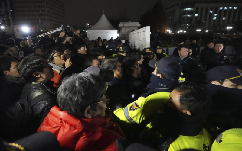 Legge marziale in Corea del Sud: scoppiano scontri a Seoul (video)