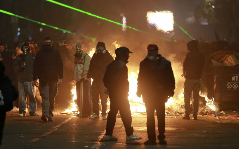 Notte crudele a Tbilisi: le forze di sicurezza picchiano e disperdono i manifestanti (foto)