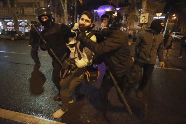 Notte crudele a Tbilisi: le forze di sicurezza hanno picchiato e disperso i manifestanti (foto)