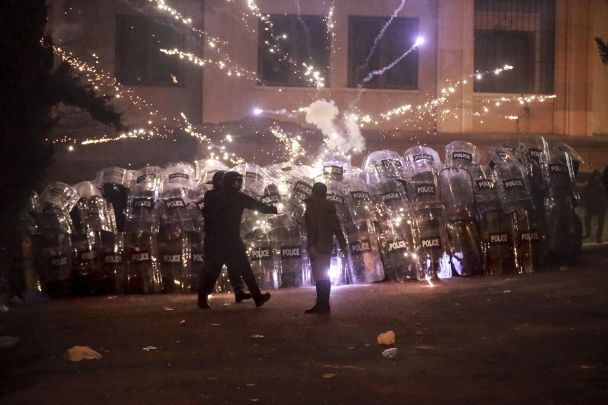 Notte crudele a Tbilisi: le forze di sicurezza hanno picchiato e disperso i manifestanti (foto)