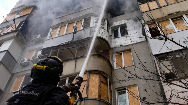 Un incendio ha rapidamente avvolto un appartamento: un drone ha colpito una casa nella periferia di Kherson