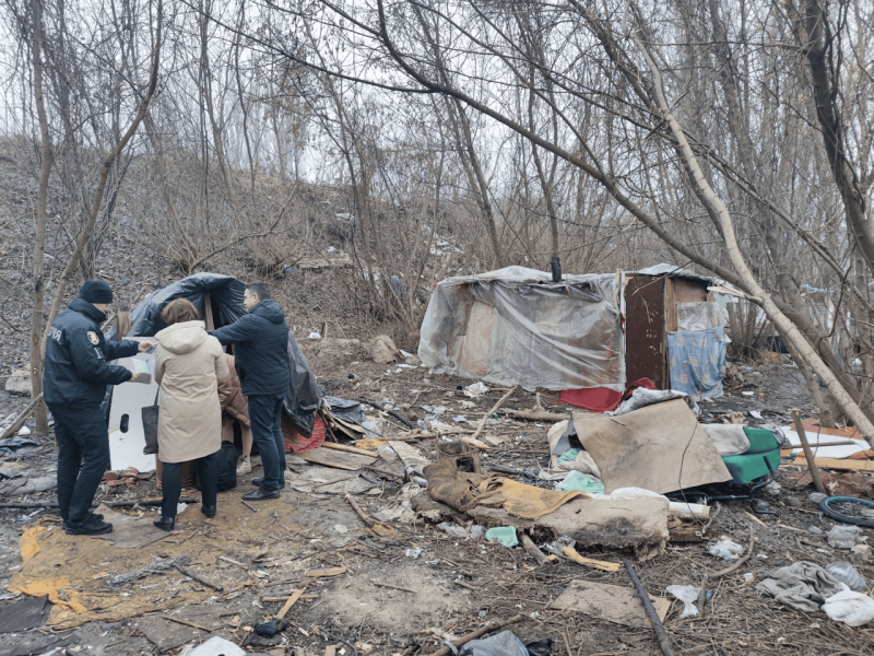 Una famiglia con 5 bambini è stata trovata vicino a Ternopil, che viveva in una capanna in una piantagione