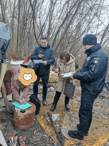 Una famiglia con 5 bambini è stata trovata vicino a Ternopil, che viveva in una capanna in una foresta