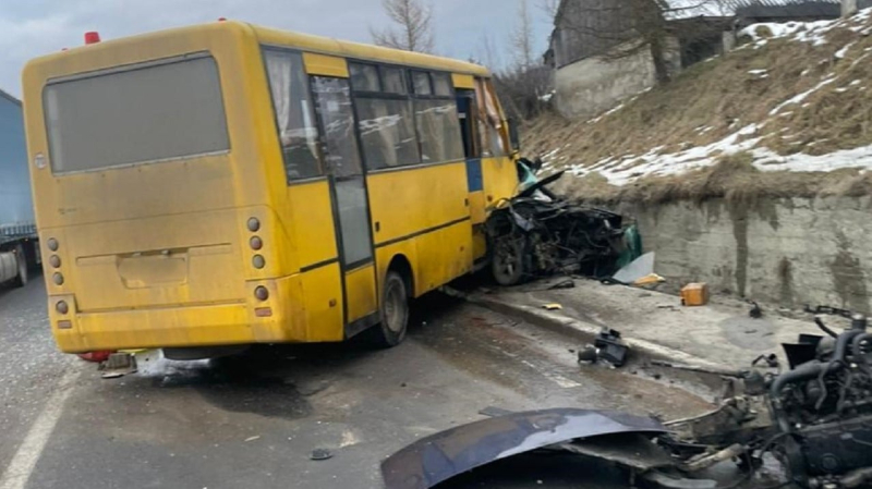 È volato contromano : a Tukholtsy nella regione di Leopoli nell'incidente sono morte 4 persone, ci sono dei feriti