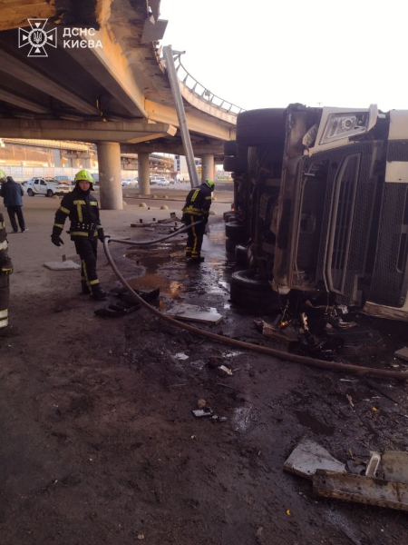 Il camion si è schiantato all'uscita del Ponte Sud a Kiev: cosa si sa