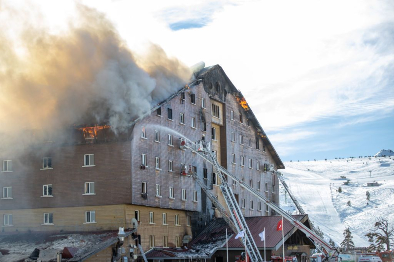 Una stazione sciistica in Turchia è stata avvolta da un enorme incendio: molti morti e feriti (foto)