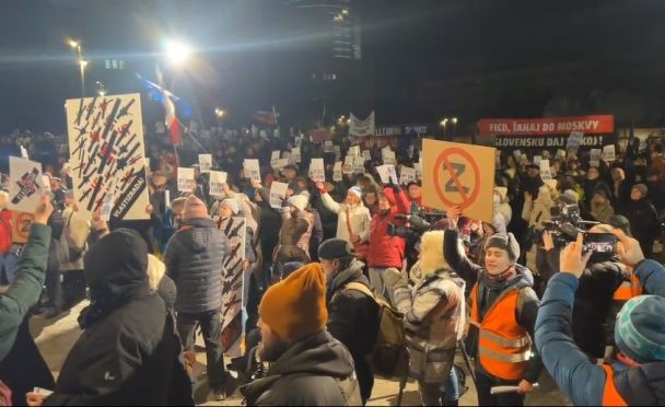 &quot “Non siamo uno straccio russo”: a Bratislava migliaia di persone si sono manifestate contro Fico (foto)