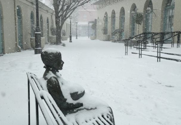 Prima neve in 15 anni: la tempesta invernale paralizza la vita a New Orleans (foto)