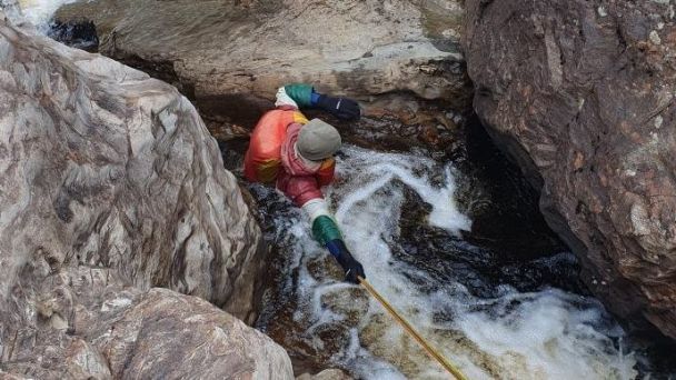 Un viaggiatore che ha ottenuto rimasto in acqua gli hanno amputato la gamba sul colpo - foto