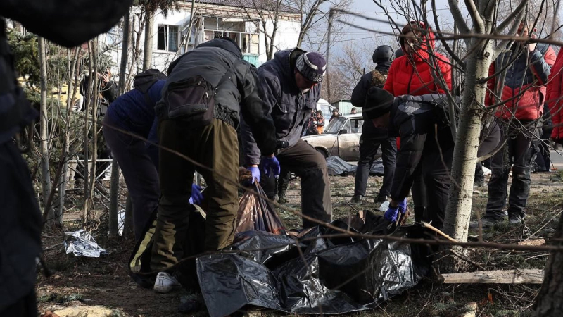 La Russia colpisce Izyum con la balistica: distrutto l'edificio del consiglio comunale, morti e feriti