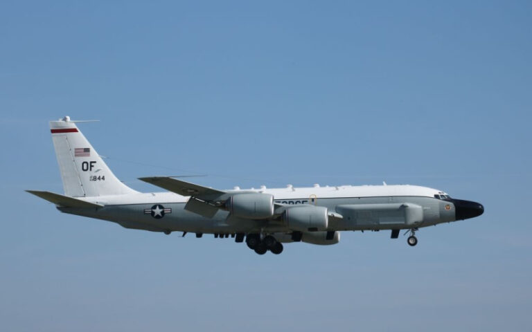 L'aereo ImprovEen US Air Force Intelligence è visto vicino alle rive della Crimea: come la strategia del Pentagono a Trump cambierà