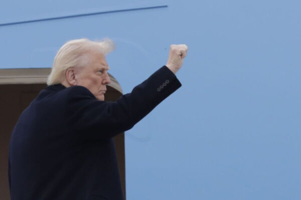 Trump ha mostrato un pulsante rosso nel suo ufficio: perché è necessario