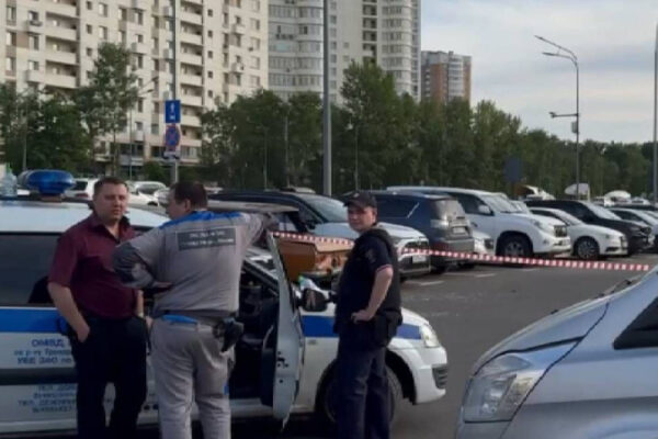 A Mosca, è stata trovata una strana scatola di insulti sotto un paracadute di auto: la polizia è arrivata sul posto