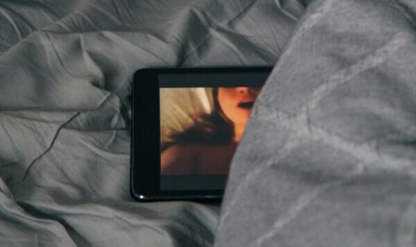 Non sufficientemente protetto dai bambini: pornhub e altri tre siti sono caduti sotto il test dell'UE