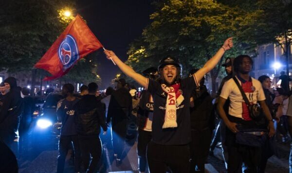 A Parigi, i fan hanno bruciato un'auto che ha guidato in una folla di fan del PSG
