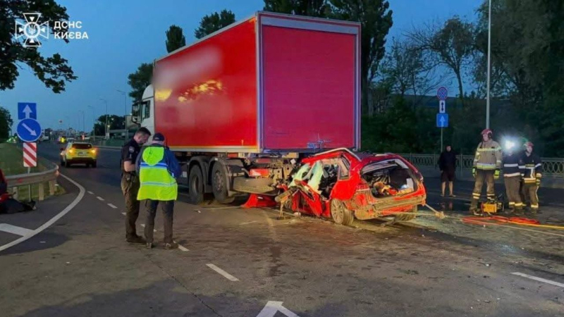 Terribile incidente a Kiev: il corpo della vittima è stato estratto dall&#39;auto Foto 1