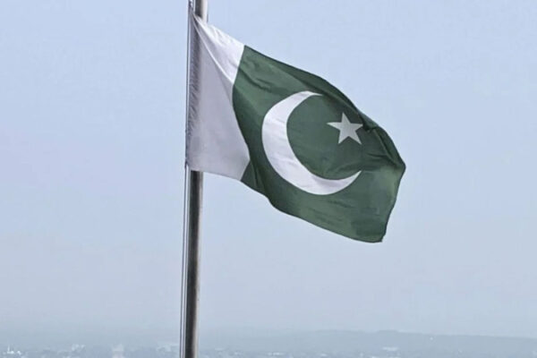 Un attentatore suicida si schianta contro un convoglio militare in Pakistan: vittime e feriti