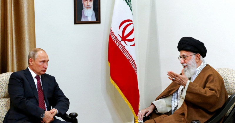 Il presidente russo Vladimir Putin e l&#39;ayatollah Khamenei