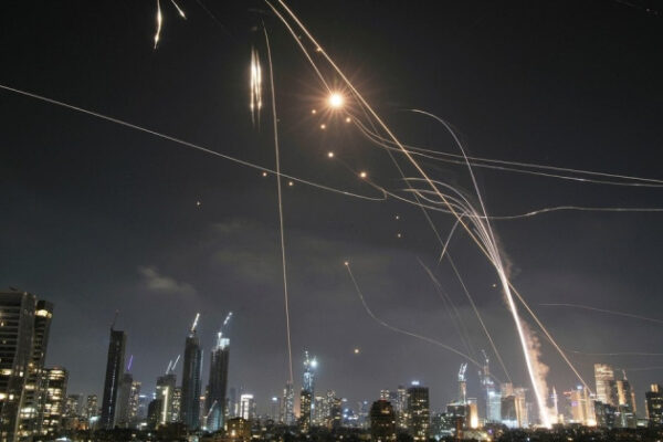 I droni iraniani hanno violato le difese aeree israeliane: cosa si sa del bombardamento