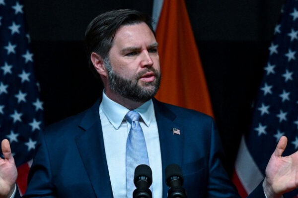 “Non siamo in guerra con l'Iran”: Washington spiega il vero scopo dei raid aerei