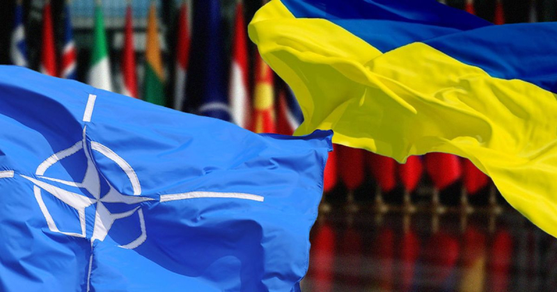 Bandiere della NATO e dell&#39;Ucraina