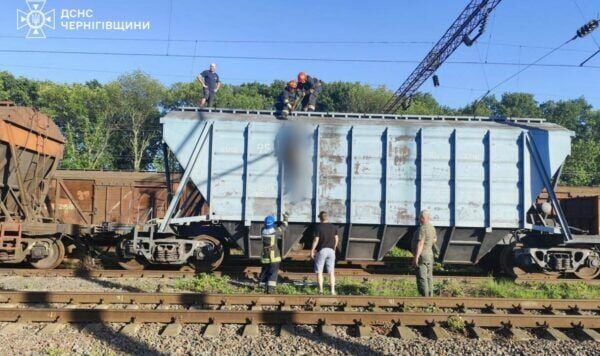 Adolescenti a Nizhyn sono stati folgorati sul tetto di un vagone ferroviario: il ragazzo è morto, la ragazza è in terapia intensiva