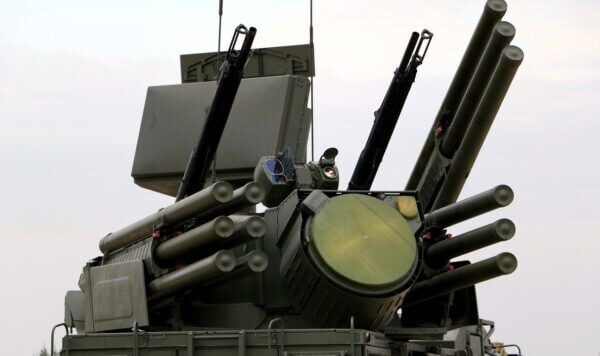 Caccia Pantsir-S1 e Su-30: GUR ha mostrato la distruzione di obiettivi militari russi in Crimea