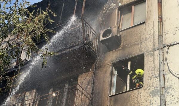 Esplosioni a Zaporižžja: il tetto di un edificio a più piani è in fiamme