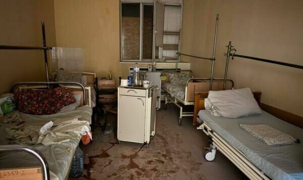 L'ospedale di Kherson sotto attacco: tra i feriti ci sono pazienti e infermieri