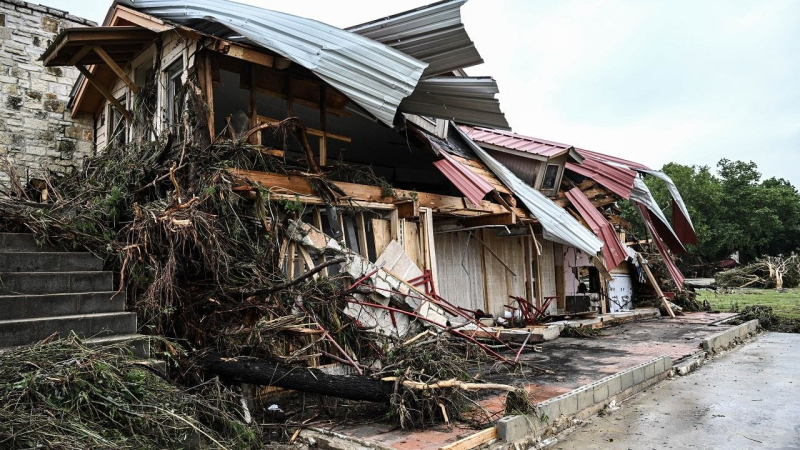 Aggrappati agli alberi e in fuga verso le soffitte: testimoni oculari dell&#39;alluvione in Texas che ha causato la morte di 70 persone Foto 1