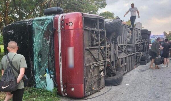 Autobus passeggeri si ribalta nella regione di Dnipropetrovsk: un morto e 17 feriti