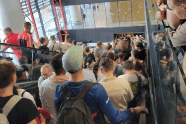 Crollo dell'aviazione in Russia: i droni paralizzano gli aeroporti, i passeggeri restano sugli aerei per ore – foto, video