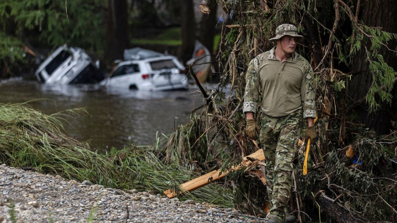 Aggrappati agli alberi e in fuga verso le soffitte: testimoni oculari dell&#39;alluvione in Texas che ha causato la morte di 70 persone Foto 2