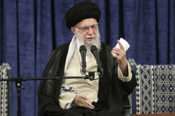 L'iraniano Khamenei fa la sua prima apparizione pubblica dopo l'accordo con Israele