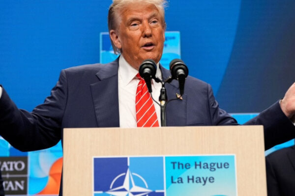 Trump aumenta inaspettatamente i dazi per l'UE: l'UE prepara la risposta